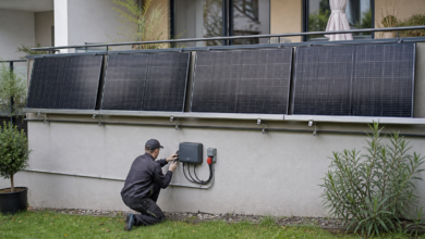 Elektriker nimmt ein Balkonkraftwerk mit vier Solarmodulen in Betrieb [Bildinhalt mit KI erstellt]