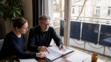 Hausbesitzer prüfen mit einem Energieberater die rechtlichen Vorgaben für ein Balkonkraftwerk [Bildinhalt mit KI erstellt]