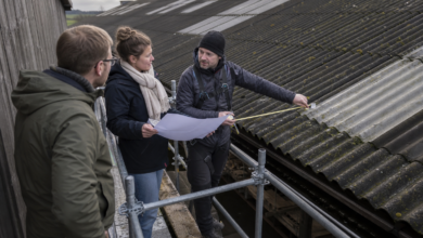 Fachleute vermessen eine freie Gewerbedachfläche für eine Photovoltaikvermietung [Bildinhalt mit KI erstellt]