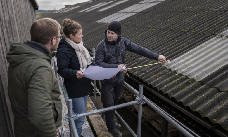 Fachleute vermessen eine freie Gewerbedachfläche für eine Photovoltaikvermietung [Bildinhalt mit KI erstellt]