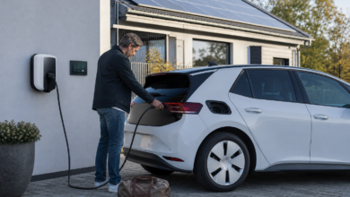 Fahrer lädt ein markenfreies Elektroauto mit Solarstrom vom eigenen Hausdach [Bildinhalt mit KI erstellt]