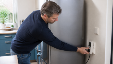 Hausbesitzer misst den Stromverbrauch seines Kühlschranks mit einem Energiemessgerät [Bildinhalt mit KI erstellt]