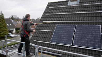 Dachvermesser ermittelt die nutzbare Fläche für eine 10-kW-Photovoltaikanlage [Bildinhalt mit KI erstellt]