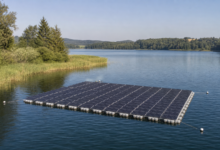 Schwimmende Photovoltaikanlage auf einem See mit naturbelassenem Ufer [Bildinhalt mit KI erstellt]