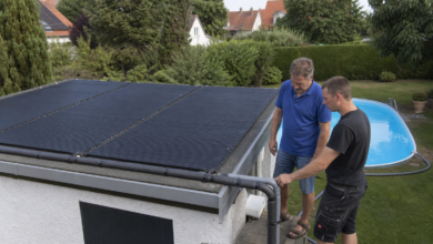 Installateur prüft Solarabsorber und Leitungen für die Beheizung eines Gartenpools [Bildinhalt mit KI erstellt]