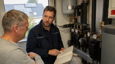 Hausbesitzer und Servicetechniker prüfen eine ältere Solarthermieanlage [Bildinhalt mit KI erstellt]