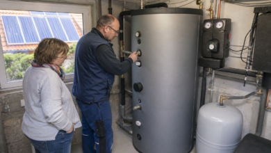 Techniker prüft einen großen Solarthermie-Speicher mit Pumpengruppe [Bildinhalt mit KI erstellt]