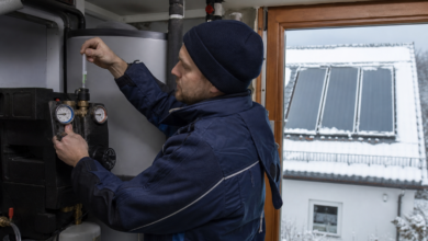 Techniker prüft Frostschutz und Druck einer Solarthermieanlage im Winter [Bildinhalt mit KI erstellt]