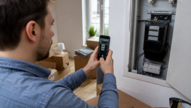 Mieter fotografiert beim Umzug den Zählerstand in der neuen Wohnung [Bildinhalt mit KI erstellt]