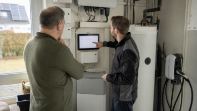Techniker konfiguriert einen Energiemanager für Photovoltaik, Speicher, Wärmepumpe und Elektroauto [Bildinhalt mit KI erstellt]