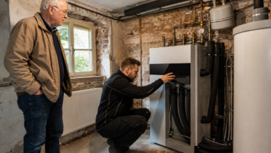 Heizungstechniker prüft eine neu installierte Wärmepumpe im Keller eines Altbaus [Bildinhalt mit KI erstellt]