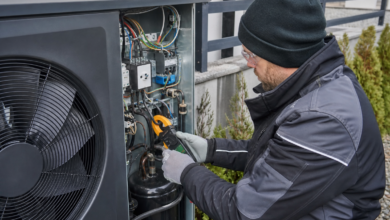 Servicetechniker misst den Anlaufstrom am geöffneten Wärmepumpen-Außengerät [Bildinhalt mit KI erstellt]