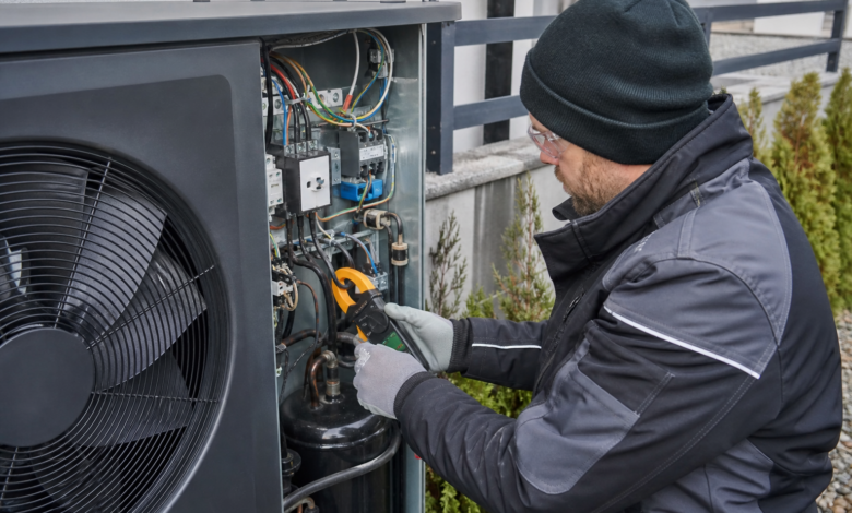 Servicetechniker misst den Anlaufstrom am geöffneten Wärmepumpen-Außengerät [Bildinhalt mit KI erstellt]