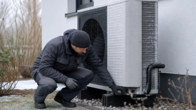 Servicetechniker kontrolliert Frostschutz und Kondensatablauf eines Wärmepumpen-Außengeräts [Bildinhalt mit KI erstellt]