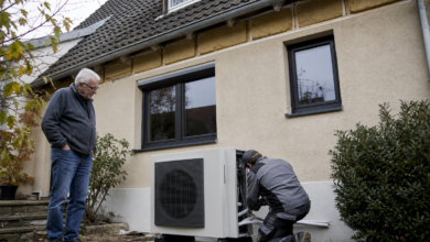 Installateur rüstet ein älteres Wohnhaus nachhaltig mit einer Wärmepumpe nach [Bildinhalt mit KI erstellt]