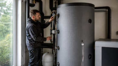 Heizungstechniker prüft den Pufferspeicher einer Wärmepumpenanlage [Bildinhalt mit KI erstellt]