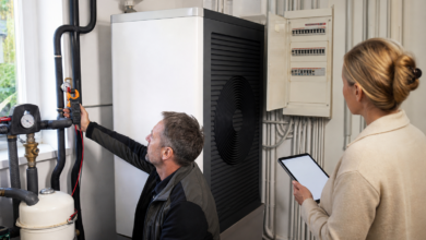 Energieberater misst gemeinsam mit einer Hausbesitzerin den Stromverbrauch der Wärmepumpe [Bildinhalt mit KI erstellt]