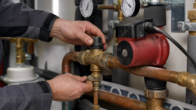 Heizungsfachmann stellt ein Überströmventil im Heizkreis einer Wärmepumpe ein [Bildinhalt mit KI erstellt]