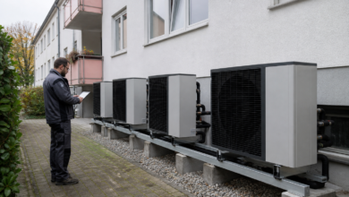 Techniker kontrolliert eine Wärmepumpen-Kaskade an einem Mehrfamilienhaus [Bildinhalt mit KI erstellt]
