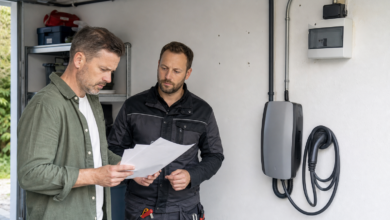 Hausbesitzer und Elektriker vergleichen die Kosten einer Wallbox-Installation [Bildinhalt mit KI erstellt]