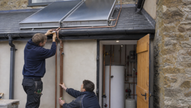 Installateure verbinden Warmwasserkollektoren mit einem Solarspeicher [Bildinhalt mit KI erstellt]
