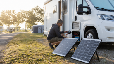 Wohnmobilbesitzer prüft eine mobile 400-Watt-Solaranlage auf dem Campingplatz [Bildinhalt mit KI erstellt]