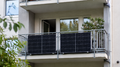 Zwei Solarmodule sind an einem stabilen Balkongeländer befestigt. [Bildinhalt mit KI erstellt]