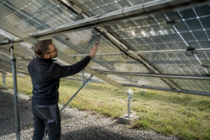 Bifaziale Module – Vorteile und Nachteile beidseitig PV-aktiver Solarmodule [Bildinhalt mit KI erstellt]
