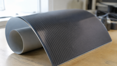 Flexible Dünnschicht-Solarfolie auf einer Werkbank [Bildinhalt mit KI erstellt]