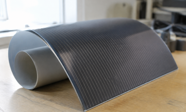 Flexible Dünnschicht-Solarfolie auf einer Werkbank [Bildinhalt mit KI erstellt]