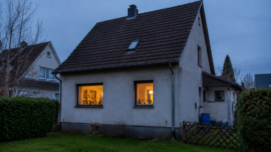 Bewohntes Einfamilienhaus mit dezent beleuchteten Fenstern am frühen Abend. [Bildinhalt mit KI erstellt]