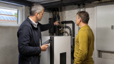 Energieberater erklärt einem Hausbesitzer die erneuerbare Heiztechnik [Bildinhalt mit KI erstellt]