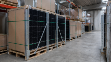 Verpackte Solarmodule in geordneten Reihen eines Großhandelslagers. [Bildinhalt mit KI erstellt]