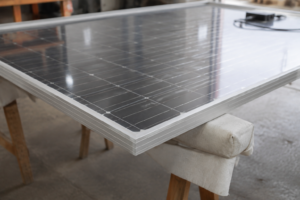 Sind Glas-Glas-Module die richtige Wahl für Ihr nachhaltiges PV-Projekt? [Bildinhalt mit KI erstellt]