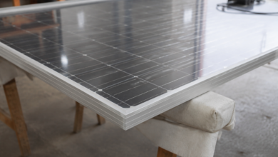 Glasrückseite eines Solarmoduls mit sichtbaren Zellen und sauber eingefasstem Rand. [Bildinhalt mit KI erstellt]