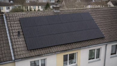 Dicht belegtes Hausdach mit modernen Solarmodulen [Bildinhalt mit KI erstellt]