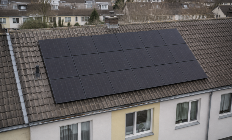 Dicht belegtes Hausdach mit modernen Solarmodulen [Bildinhalt mit KI erstellt]