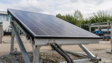 Hybridmodul auf einem niedrigen Prüfgestell mit Photovoltaikfront und seitlich sichtbaren Wärmeanschlüssen. [Bildinhalt mit KI erstellt]