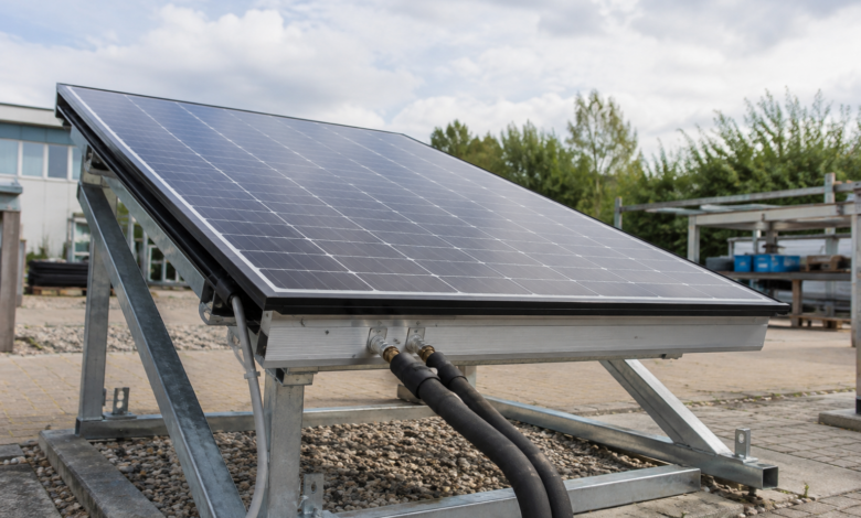 Hybridmodul auf einem niedrigen Prüfgestell mit Photovoltaikfront und seitlich sichtbaren Wärmeanschlüssen. [Bildinhalt mit KI erstellt]