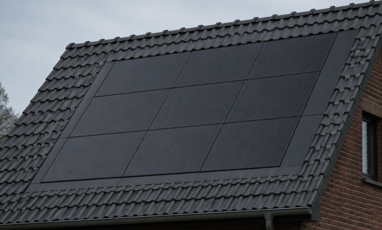 Dachintegrierte Photovoltaik mit sauberem Ziegelanschluss [Bildinhalt mit KI erstellt]