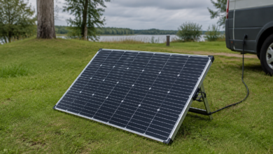 Kompaktes gerahmtes Solarmodul auf einem niedrigen Ständer neben einem einfachen Campingplatz. [Bildinhalt mit KI erstellt]