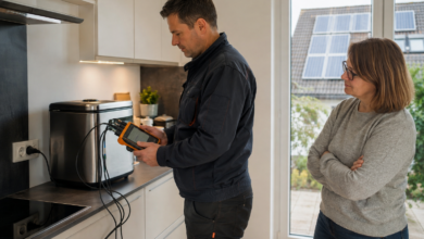 Elektriker untersucht ein Küchengerät mit einem Messgerät in einem Haus mit Photovoltaik [Bildinhalt mit KI erstellt]