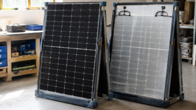 Zwei moderne Solarmodule auf sicheren Gestellen in einer Fachwerkstatt. [Bildinhalt mit KI erstellt]