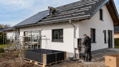 Solarteam installiert Module, Montageschienen und Wechselrichter an einem Wohnhaus [Bildinhalt mit KI erstellt]