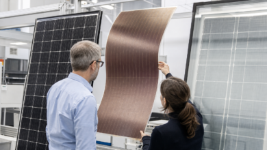 Fachleute vergleichen neuartige Solarzellen und Modulaufbauten im Labor [Bildinhalt mit KI erstellt]