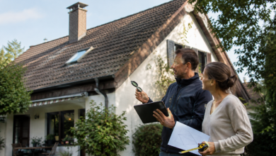 Solarplaner und Hauseigentümerin prüfen ein Wohnhausdach für eine Photovoltaikanlage [Bildinhalt mit KI erstellt]