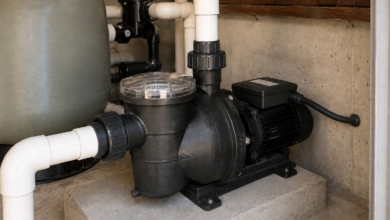 Poolpumpe mit Vorfilter und angeschlossenen Leitungen in einem trockenen Technikraum. [Bildinhalt mit KI erstellt]
