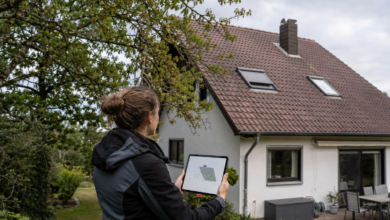 Solarplanerin beurteilt ein kleines teilweise verschattetes Hausdach. KI-Symbolbild. [Bildinhalt mit KI erstellt]