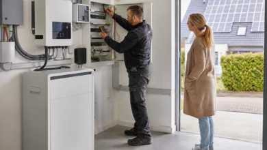 Elektriker prüft Photovoltaik-Speicher und Hausverteilung für hohen Eigenverbrauch [Bildinhalt mit KI erstellt]