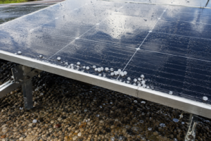 Photovoltaikanlagen und Hagel: Wie real ist die Bedrohung [Bildinhalt mit KI erstellt]